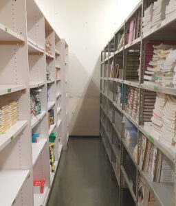 Regale mit Schulbüchern Sicht von Regalen mit Schulbüchern