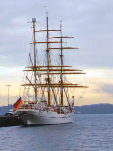 Schiff mit Deutschlandflagge