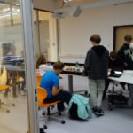 Ein Raum mit Glaswänden