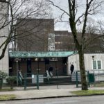 Der Eingang einer Synagoge mit hebräischer Schrift als Eingangsschild.