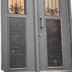 Tür zu einem historischen Ort der jüdischen Bevölkerung mit Symbolen.