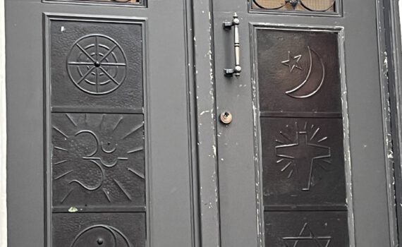 Tür zu einem historischen Ort der jüdischen Bevölkerung mit Symbolen.