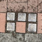 5 der vielen Stolpersteine Hamburgs, die an die Juden erinnern sollen, die unter dem 2. Weltkrieg gelitten haben.