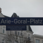 Das Straßenschild zum jüdisch geprägten Arie-Goral-Platzes.
