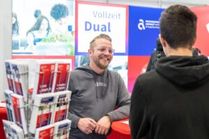 Mann der einen Interessierten berät zu einem bestimmtem Angebot