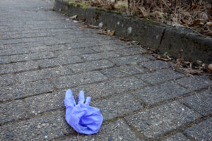 Ein Handschuh auf dem Boden.