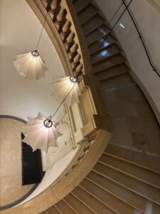 Bewegende Papplampen im Treppenhaus