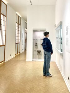 Person, die gespannt die Ausstellungsstücke betrachtet