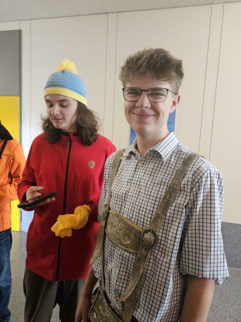 Ein Schüler veerkleidet als 'typisch deutsch', im Hintergrund ein Schüler als Soth Park Charakter verkleidet