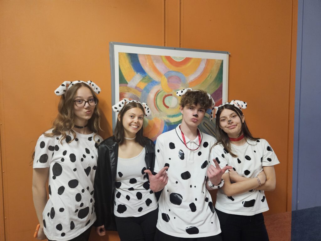 Schüler verkleidet als Dalmatiner mit schwarzen Flecken und Dalmatiner Ohren