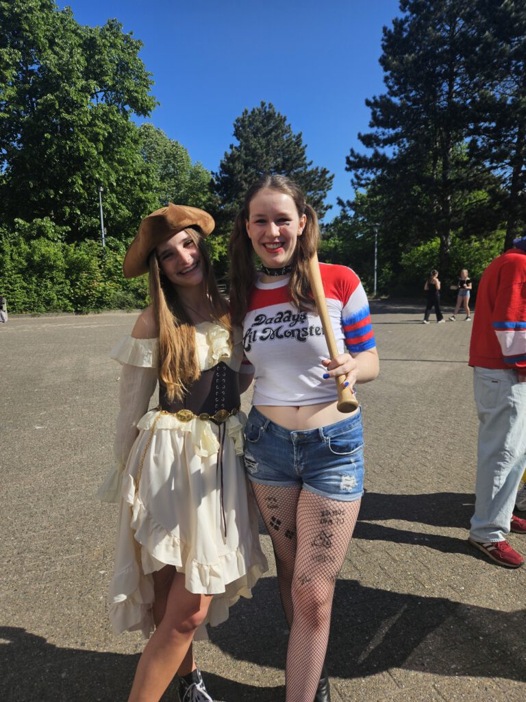 Zur linken eine junge Piratin , auf der rechten Seite, Harley Quinn