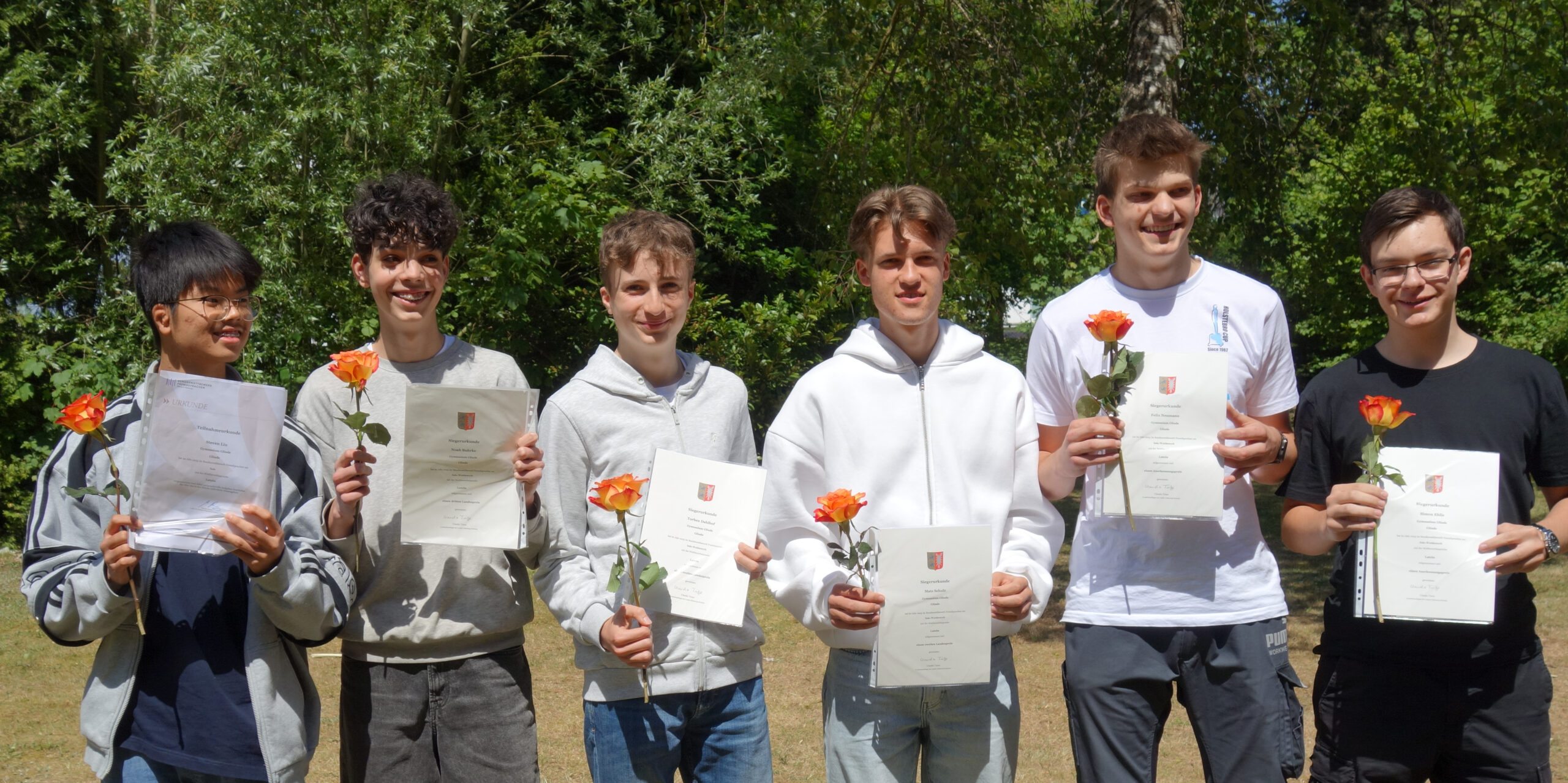 V.l.n.r. Steven Liu, Noah Buhrke, Toren Dahlhof, Mats Schulz, Felix Neumann, Simon Ehlis. Die ausgezeichneten Teilnehmer für den BWS Latein auf der Wiese vor dem Schulzentrum in Glinde.