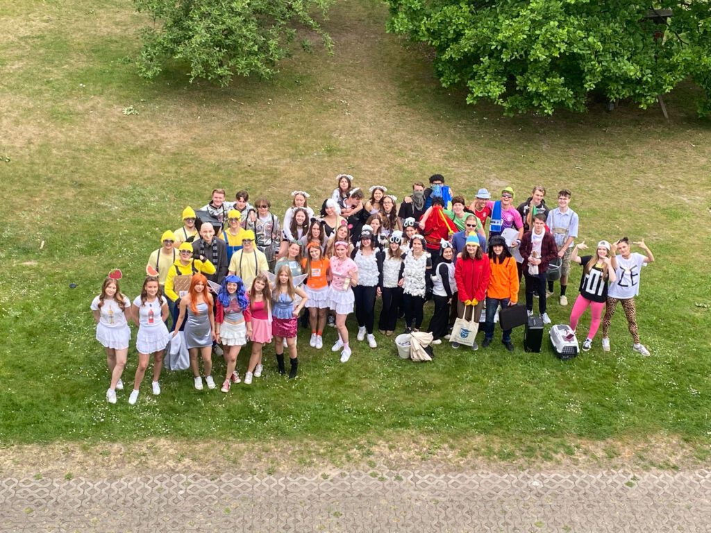 Gruppenfoto des gesammten Qll Jahrgangs