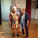 Frau Wetzel mimt dem Centurio und dem Legionär