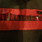 Werkzeuge die Ärzte benutzt haben in einer Ledertasche