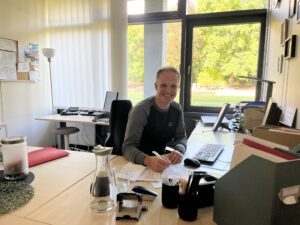 Ein Bild von Herr Vierkant in seinem Büro