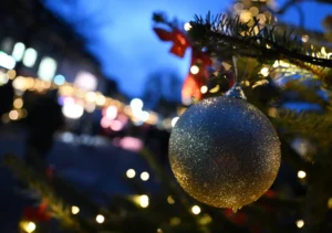 Weinachtskugel am Baum