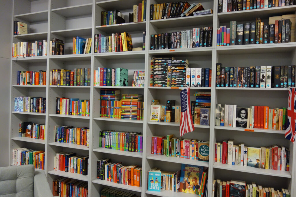 Bücherregal voll mit Büchern