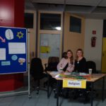 Sicht auf den Religion Stand mit der Lehrerin