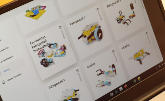 Ein Laptop mit LEGO Education SPIKE