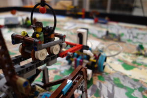 Ein LEGO Roboter der SPIKE-AG an einer Aufgabe