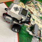 grauer Roboter auf dem Spielbrett