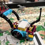 bunter Roboter auf dem Spielbrett