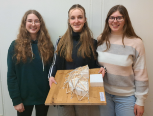 Drei Mädchen mit ihrem MINT Projekt Drei Mädchen mit ihrem MINT Projekt