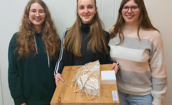 Drei Mädchen mit ihrem MINT Projekt