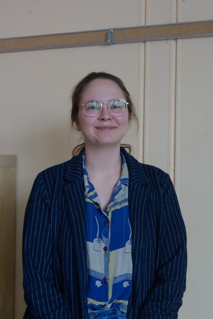 Frau Richardsen Frau Richardsen hilft den DaZ- Schüler:innen