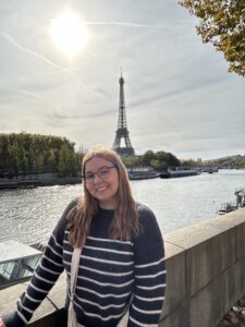 Frau Rattay vor dem Eiffelturm Frau Rattay vor dem Eiffelturm