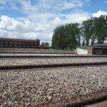 Markierungen der Schlafplätze + Gebäude des Gefängnis