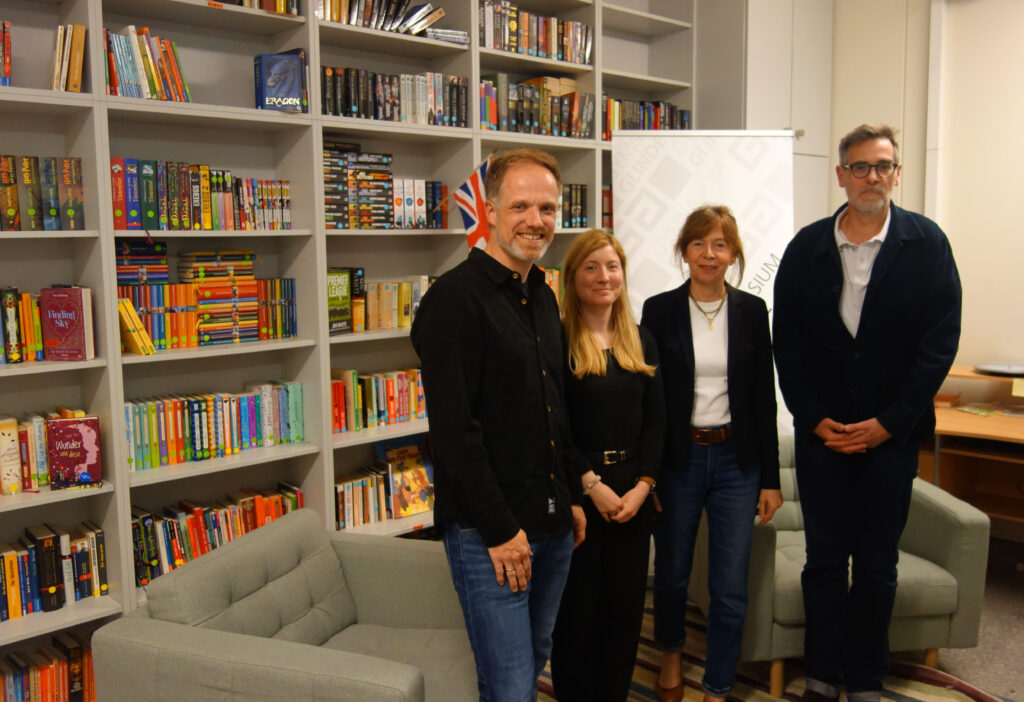 Frau Ahnfeldt, Frau Brehmer und Herr Vierkant vom Gymnasium Glinde starten gemeinsam mit Herrn Schwerdt (stellv. Büchereileitung )die neue Kooperation mit der Stadtbücherei.