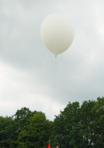 Der Stratosphärenballon des Physikprofils vor dem Start. Der Stratosphärenballon des Physikprofils vor dem Start.