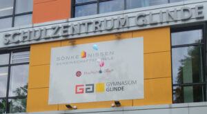 Schüler experimentieren mit verschiedenen Materialien, um ein Ei aus dem zweiten Stock sicher auf den Boden zu befördern. Schüler experimentieren mit verschiedenen Materialien, um ein Ei aus dem zweiten Stock sicher auf den Boden zu befördern.
