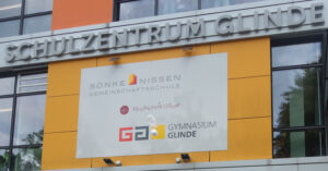 Schüler experimentieren mit verschiedenen Materialien, um ein Ei aus dem zweiten Stock sicher auf den Boden zu befördern. Schüler experimentieren mit verschiedenen Materialien, um ein Ei aus dem zweiten Stock sicher auf den Boden zu befördern.